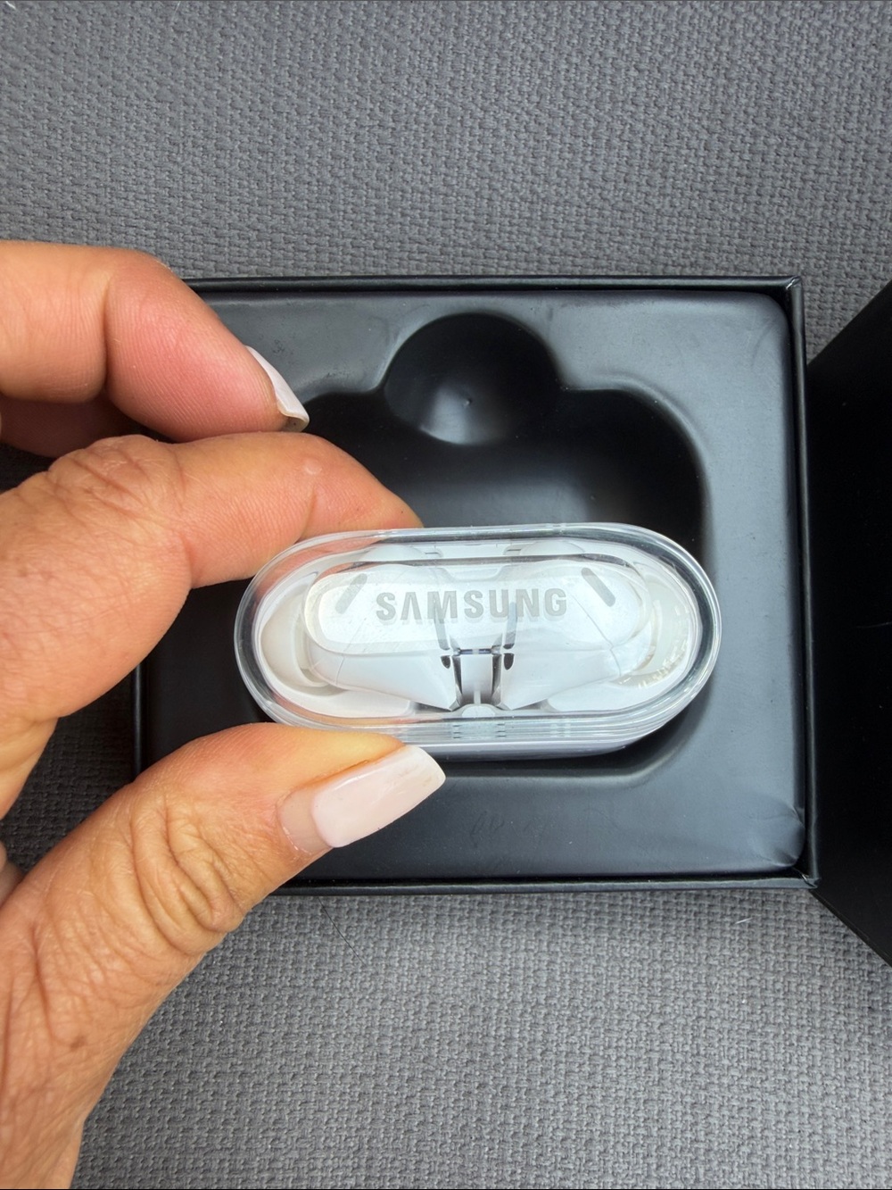 Samsung Galaxy Buds3 Pro - Black Box with White Earbud Image - Picture 4 of 6
